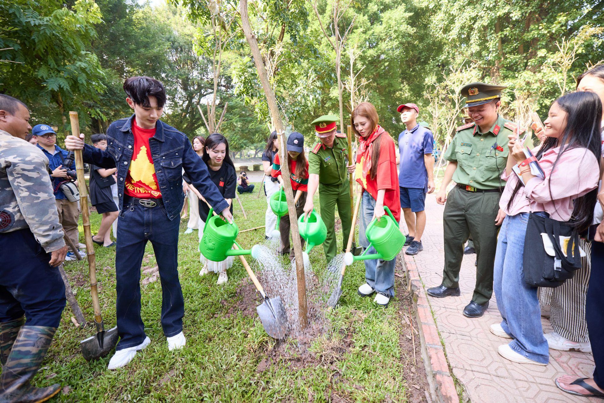 Dàn nghệ sĩ dậy sớm tham dự lễ trồng cây “Thành phố nở hoa” ở Hà Nội- Ảnh 2. Dàn nghệ sĩ dậy sớm tham dự lễ trồng cây “Thành phố nở hoa” ở Hà Nội- Ảnh 2.