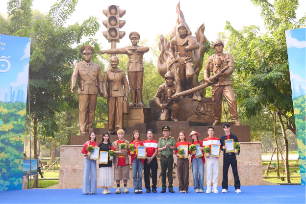 Dàn nghệ sĩ dậy sớm tham dự lễ trồng cây “Thành phố nở hoa” ở Hà Nội- Ảnh 5. Dàn nghệ sĩ dậy sớm tham dự lễ trồng cây “Thành phố nở hoa” ở Hà Nội- Ảnh 5.