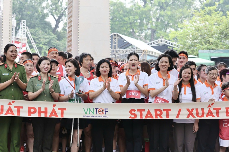 Phụ nữ chạy hưởng ứng vì môi trường không khói thuốc, lan tỏa thông điệp sống xanh- Ảnh 1. Phụ nữ chạy hưởng ứng vì môi trường không khói thuốc, lan tỏa thông điệp sống xanh- Ảnh 1.