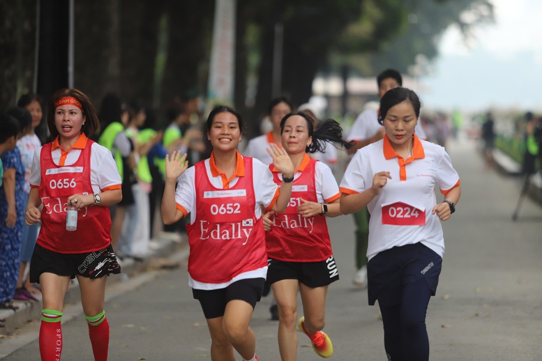 Phụ nữ chạy hưởng ứng vì môi trường không khói thuốc, lan tỏa thông điệp sống xanh- Ảnh 2. Phụ nữ chạy hưởng ứng vì môi trường không khói thuốc, lan tỏa thông điệp sống xanh- Ảnh 2.