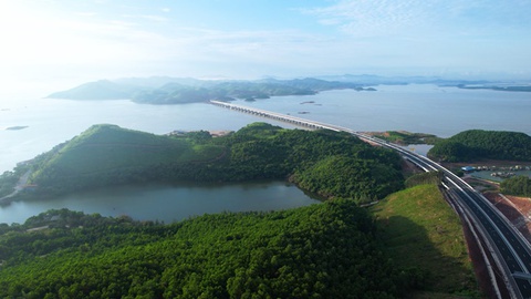 Quảng Ninh lấy đổi mới sáng tạo, chuyển đổi số, chuyển đổi xanh là động lực chính cho phát triển; phấn đấu trở thành thành phố trực thuộc Trung ương trước năm 2030- Ảnh 4. Quảng Ninh lấy đổi mới sáng tạo, chuyển đổi số, chuyển đổi xanh là động lực chính cho phát triển; phấn đấu trở thành thành phố trực thuộc Trung ương trước năm 2030- Ảnh 4.