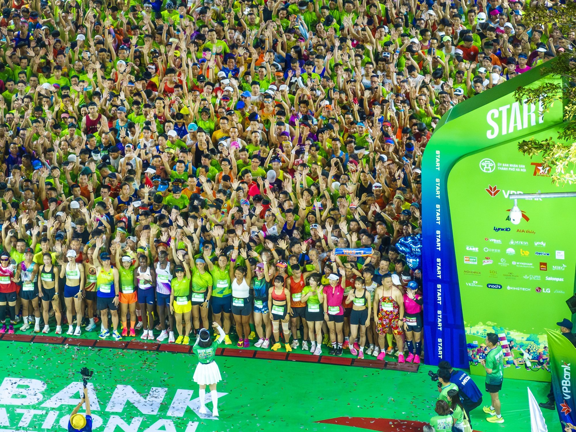 Hơn 11.000 vận động viên tham gia giải chạy biểu tượng của Hà Nội - VPBank Hanoi International Marathon 2025- Ảnh 4. Hơn 11.000 vận động viên tham gia giải chạy biểu tượng của Hà Nội - VPBank Hanoi International Marathon 2025- Ảnh 4.