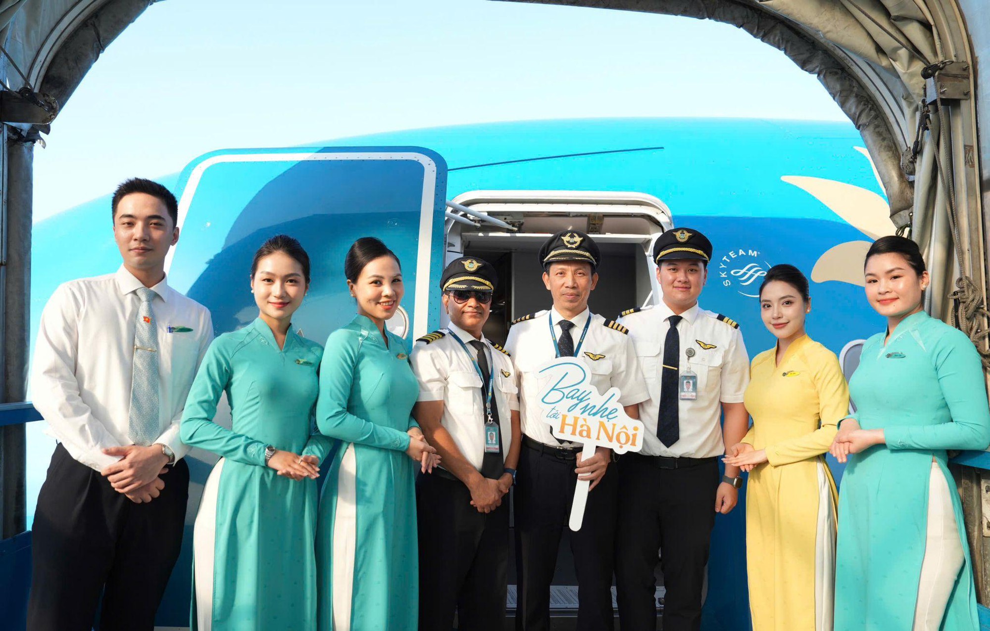 “Bay nhẹ tới Hà Nội”: Kết nối vẻ đẹp mùa thu Thủ đô với thông điệp xanh cùng Vietnam Airlines- Ảnh 1.