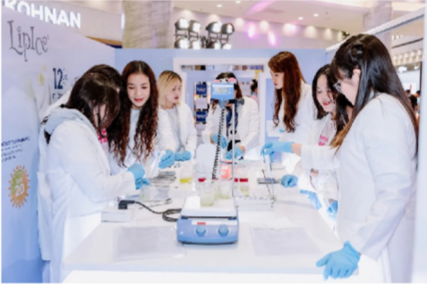Quang Hùng MasterD, Lọ Lem & Mai Chí Công khiến Gen Z bùng nổ trong sự kiện “LipIce - Nâng tầm khoa học, dưỡng môi tốt hơn”- Ảnh 3. Quang Hùng MasterD, Lọ Lem & Mai Chí Công khiến Gen Z bùng nổ trong sự kiện “LipIce - Nâng tầm khoa học, dưỡng môi tốt hơn”- Ảnh 3.