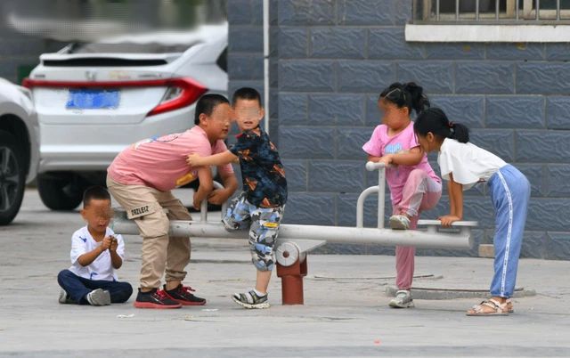 Con gái mừng rỡ khi được "giáo viên" vẽ ký hiệu lạ trên tay, nhưng vừa nhìn thấy bà mẹ lập tức báo cảnh sát- Ảnh 2. Con gái mừng rỡ khi được "giáo viên" vẽ ký hiệu lạ trên tay, nhưng vừa nhìn thấy bà mẹ lập tức báo cảnh sát- Ảnh 2.