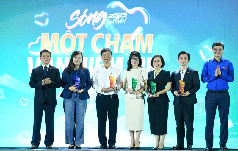 Agribank mang sản phẩm công nghệ cực chất đến Ngày thẻ Việt Nam 2025- Ảnh 5. Agribank mang sản phẩm công nghệ cực chất đến Ngày thẻ Việt Nam 2025- Ảnh 5.