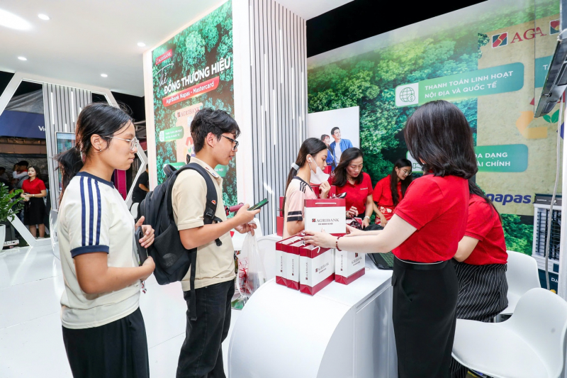 Agribank mang sản phẩm công nghệ cực chất đến Ngày thẻ Việt Nam 2025- Ảnh 10. Agribank mang sản phẩm công nghệ cực chất đến Ngày thẻ Việt Nam 2025- Ảnh 10.