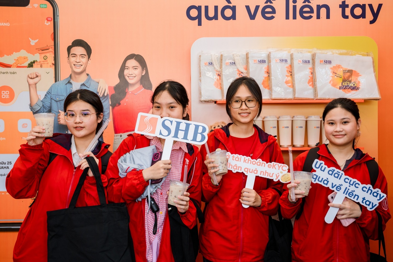 Giới trẻ Thủ đô check-in rộn ràng tại gian hàng SHB ở Ngày thẻ Việt Nam 2025- Ảnh 1. Giới trẻ Thủ đô check-in rộn ràng tại gian hàng SHB ở Ngày thẻ Việt Nam 2025- Ảnh 1.