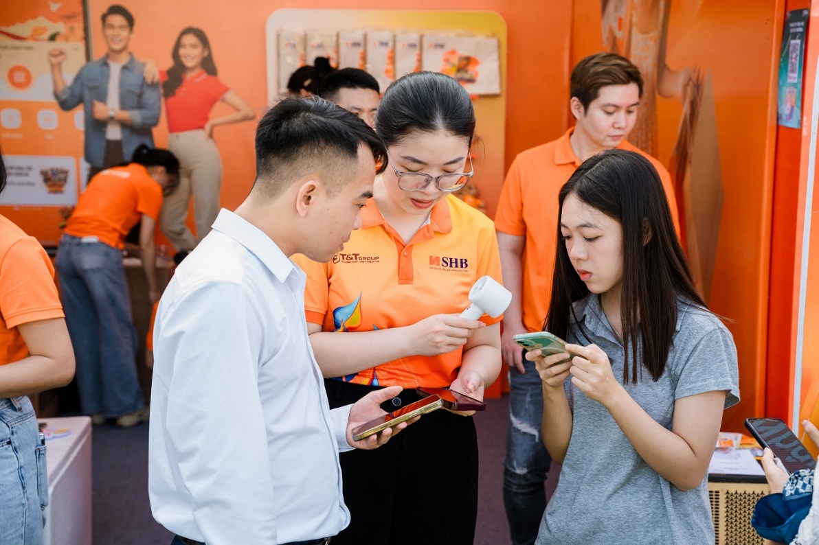 Giới trẻ Thủ đô check-in rộn ràng tại gian hàng SHB ở Ngày thẻ Việt Nam 2025- Ảnh 5. Giới trẻ Thủ đô check-in rộn ràng tại gian hàng SHB ở Ngày thẻ Việt Nam 2025- Ảnh 5.