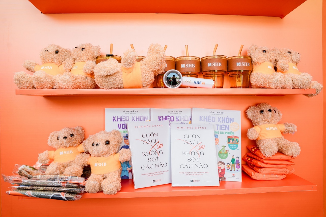 Giới trẻ Thủ đô check-in rộn ràng tại gian hàng SHB ở Ngày thẻ Việt Nam 2025- Ảnh 6. Giới trẻ Thủ đô check-in rộn ràng tại gian hàng SHB ở Ngày thẻ Việt Nam 2025- Ảnh 6.