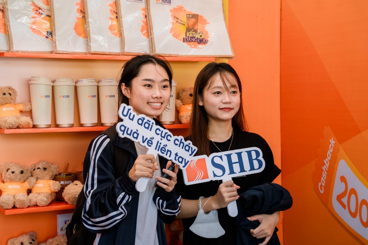 Giới trẻ Thủ đô check-in rộn ràng tại gian hàng SHB ở Ngày thẻ Việt Nam 2025- Ảnh 7. Giới trẻ Thủ đô check-in rộn ràng tại gian hàng SHB ở Ngày thẻ Việt Nam 2025- Ảnh 7.