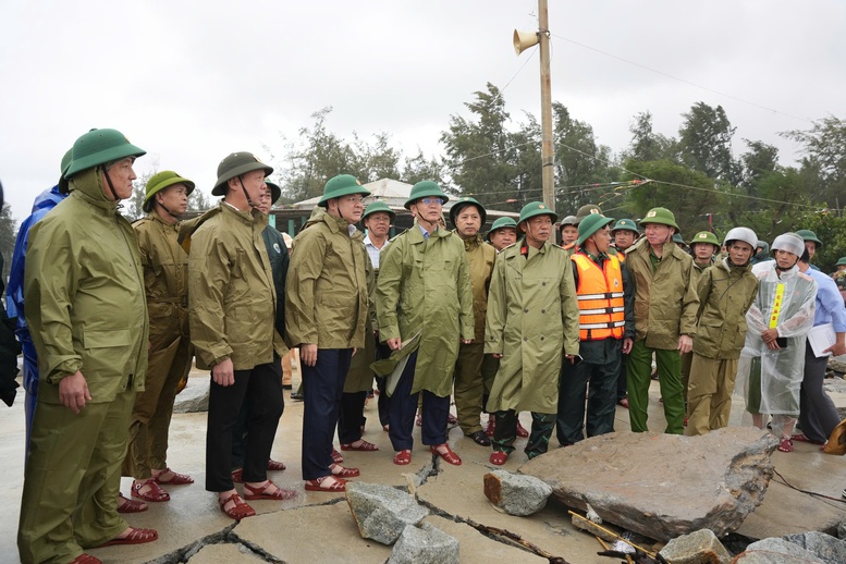 Lãnh đạo TP. Huế kiểm tra, chỉ đạo sơ tán người dân tại vùng nguy cơ sạt lở cao- Ảnh 1.