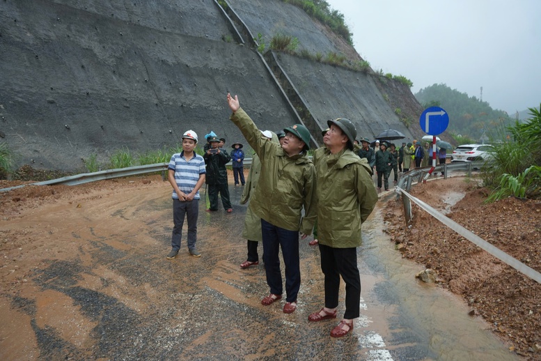 Lãnh đạo TP. Huế kiểm tra, chỉ đạo sơ tán người dân tại vùng nguy cơ sạt lở cao- Ảnh 3.