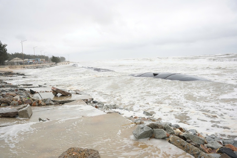 Lãnh đạo TP. Huế kiểm tra, chỉ đạo sơ tán người dân tại vùng nguy cơ sạt lở cao- Ảnh 2.