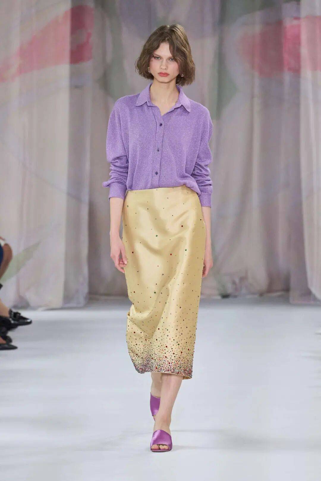Học nhanh bốn cặp màu "chuẩn Pháp" để diện từ công sở đến cà phê cuối tuần vẫn xịn mịn- Ảnh 5. Học nhanh bốn cặp màu "chuẩn Pháp" để diện từ công sở đến cà phê cuối tuần vẫn xịn mịn- Ảnh 5.