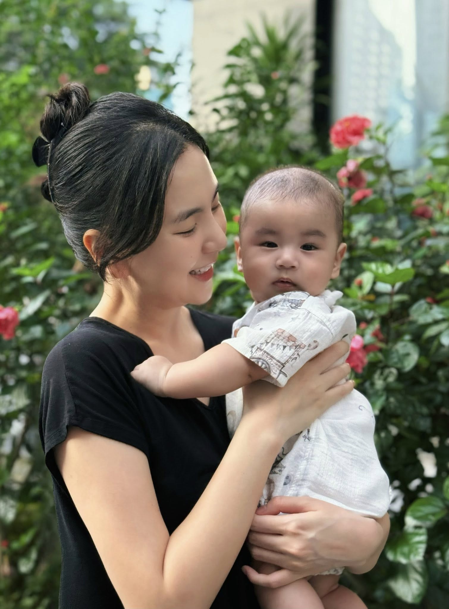 Chú bé Panda mới hơn 6 tháng ăn mỗi bữa hết veo 100ml bột, tự ngủ xuyên đêm: Mẹ Mai Ngọc chăm cực khéo từ nết ăn đến nết ngủ- Ảnh 8.