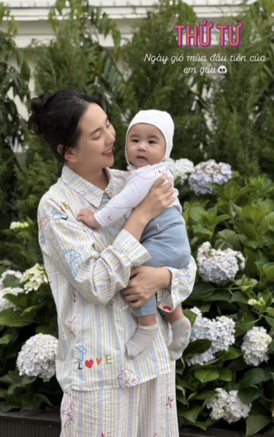 Chú bé Panda mới hơn 6 tháng ăn mỗi bữa hết veo 100ml bột, tự ngủ xuyên đêm: Mẹ Mai Ngọc chăm cực khéo từ nết ăn đến nết ngủ- Ảnh 9.