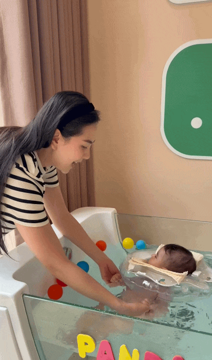 Chú bé Panda mới hơn 6 tháng ăn mỗi bữa hết veo 100ml bột, tự ngủ xuyên đêm: Mẹ Mai Ngọc chăm cực khéo từ nết ăn đến nết ngủ- Ảnh 6.