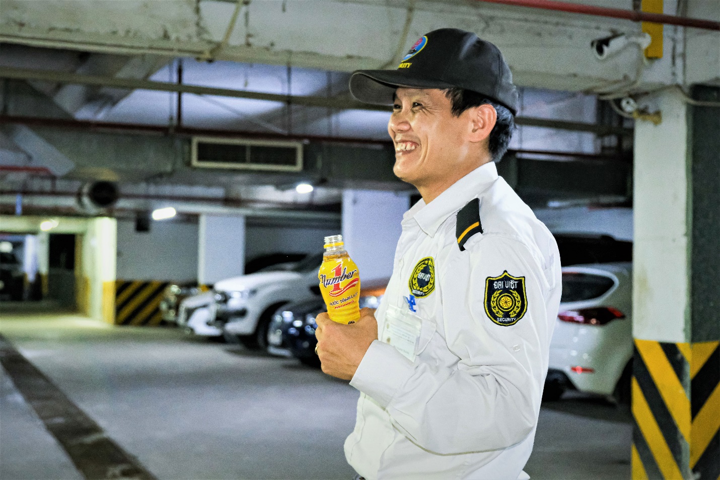 Người bảo vệ đêm: Phía sau nụ cười hiền là câu chuyện về nghị lực và ý chí- Ảnh 2. Người bảo vệ đêm: Phía sau nụ cười hiền là câu chuyện về nghị lực và ý chí- Ảnh 2.
