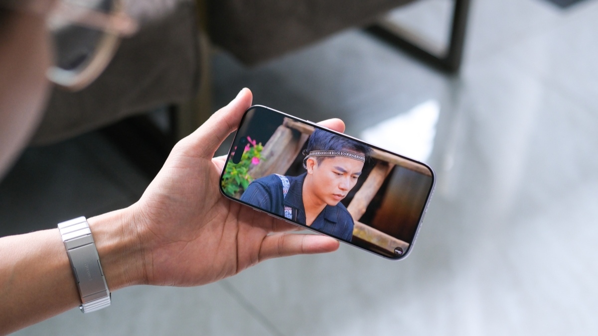 So sánh iPhone 17 thường vs 17 Pro Max - Xem chi tiết giá bán, thông số, cấu hình- Ảnh 5. So sánh iPhone 17 thường vs 17 Pro Max - Xem chi tiết giá bán, thông số, cấu hình- Ảnh 5.