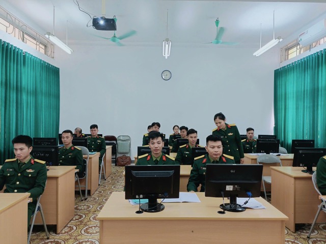 Giảng viên Tin học - Hạt nhân lan tỏa phong trào “Bình dân học vụ số” đến học viên Trường Sĩ quan Lục quân 1 
- Ảnh 1. Giảng viên Tin học - Hạt nhân lan tỏa phong trào “Bình dân học vụ số” đến học viên Trường Sĩ quan Lục quân 1 
- Ảnh 1.