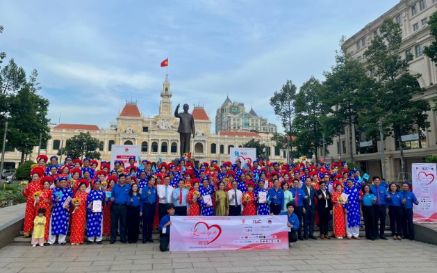 50 Cặp đôi nắm tay nhau trên hành trình hạnh phúc - một lễ cưới tập thể ấm áp nghĩa tình tại thành phố Hồ Chí Minh- Ảnh 2.