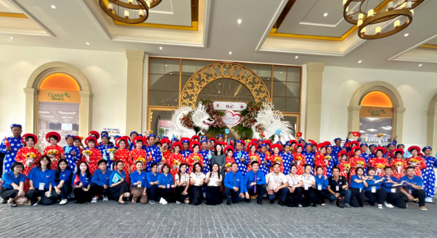 50 Cặp đôi nắm tay nhau trên hành trình hạnh phúc - một lễ cưới tập thể ấm áp nghĩa tình tại thành phố Hồ Chí Minh- Ảnh 1.