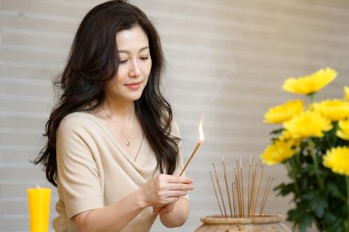 3 khung giờ nên kiêng thắp hương- Ảnh 1. 3 khung giờ nên kiêng thắp hương- Ảnh 1.