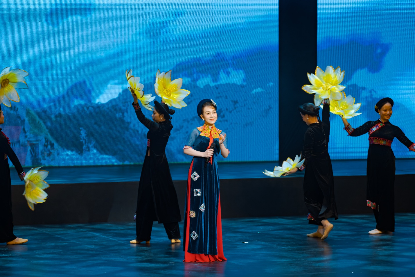 “Hoa nở sau mưa” quyên góp gần 3 tỷ đồng ủng hộ nhân dân tỉnh Cao Bằng- Ảnh 3.