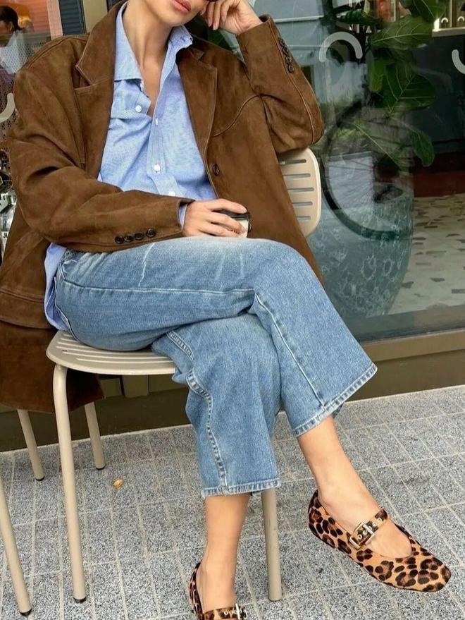 Đổi tủ đồ không cần mua nhiều: Hai màu nâu sữa và xanh jeans là quá đủ- Ảnh 28. Đổi tủ đồ không cần mua nhiều: Hai màu nâu sữa và xanh jeans là quá đủ- Ảnh 28.