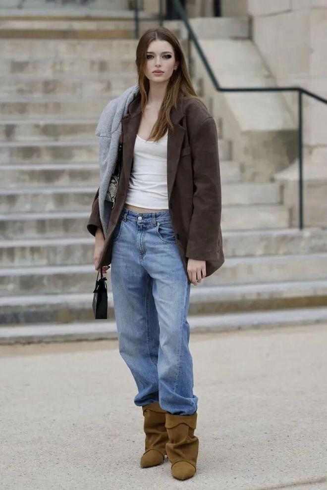 Đổi tủ đồ không cần mua nhiều: Hai màu nâu sữa và xanh jeans là quá đủ- Ảnh 25. Đổi tủ đồ không cần mua nhiều: Hai màu nâu sữa và xanh jeans là quá đủ- Ảnh 25.