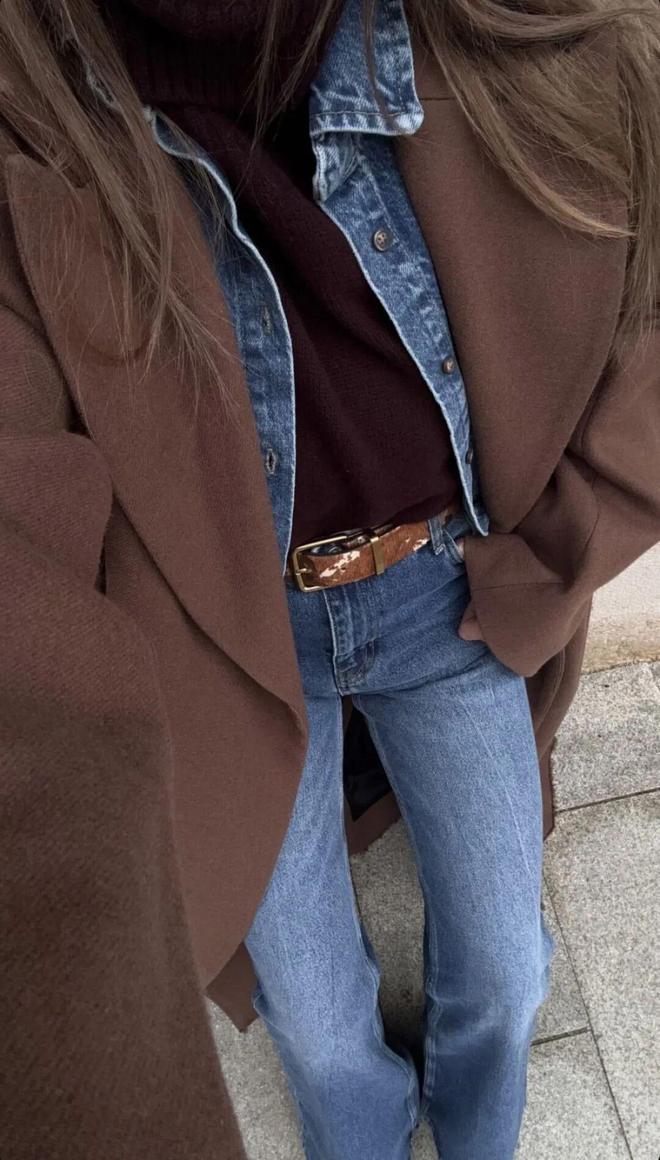 Đổi tủ đồ không cần mua nhiều: Hai màu nâu sữa và xanh jeans là quá đủ- Ảnh 33. Đổi tủ đồ không cần mua nhiều: Hai màu nâu sữa và xanh jeans là quá đủ- Ảnh 33.