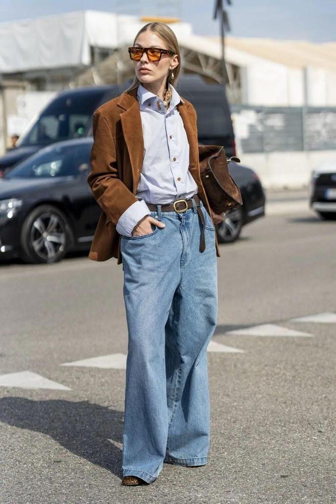 Đổi tủ đồ không cần mua nhiều: Hai màu nâu sữa và xanh jeans là quá đủ- Ảnh 17. Đổi tủ đồ không cần mua nhiều: Hai màu nâu sữa và xanh jeans là quá đủ- Ảnh 17.
