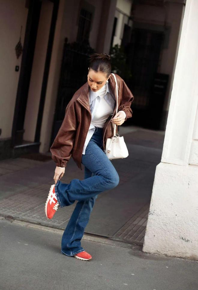 Đổi tủ đồ không cần mua nhiều: Hai màu nâu sữa và xanh jeans là quá đủ- Ảnh 40. Đổi tủ đồ không cần mua nhiều: Hai màu nâu sữa và xanh jeans là quá đủ- Ảnh 40.