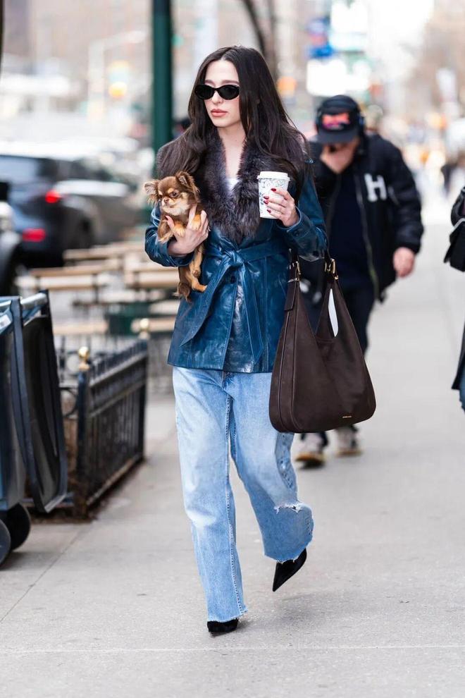 Đổi tủ đồ không cần mua nhiều: Hai màu nâu sữa và xanh jeans là quá đủ- Ảnh 21. Đổi tủ đồ không cần mua nhiều: Hai màu nâu sữa và xanh jeans là quá đủ- Ảnh 21.