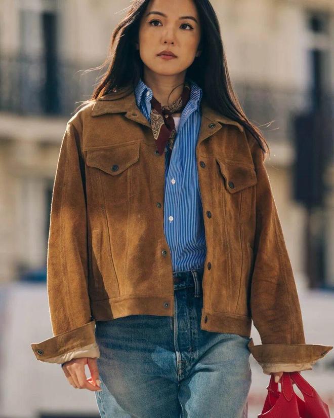 Đổi tủ đồ không cần mua nhiều: Hai màu nâu sữa và xanh jeans là quá đủ- Ảnh 35. Đổi tủ đồ không cần mua nhiều: Hai màu nâu sữa và xanh jeans là quá đủ- Ảnh 35.