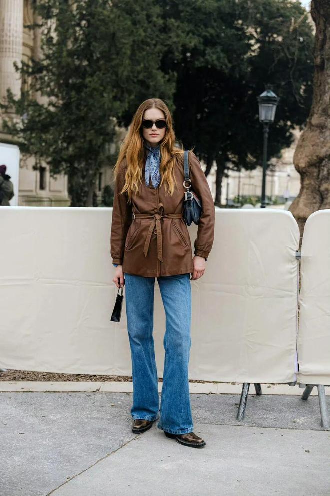 Đổi tủ đồ không cần mua nhiều: Hai màu nâu sữa và xanh jeans là quá đủ- Ảnh 41. Đổi tủ đồ không cần mua nhiều: Hai màu nâu sữa và xanh jeans là quá đủ- Ảnh 41.
