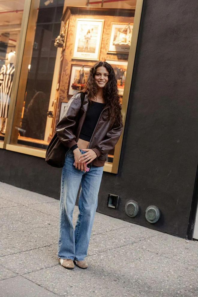 Đổi tủ đồ không cần mua nhiều: Hai màu nâu sữa và xanh jeans là quá đủ- Ảnh 31. Đổi tủ đồ không cần mua nhiều: Hai màu nâu sữa và xanh jeans là quá đủ- Ảnh 31.