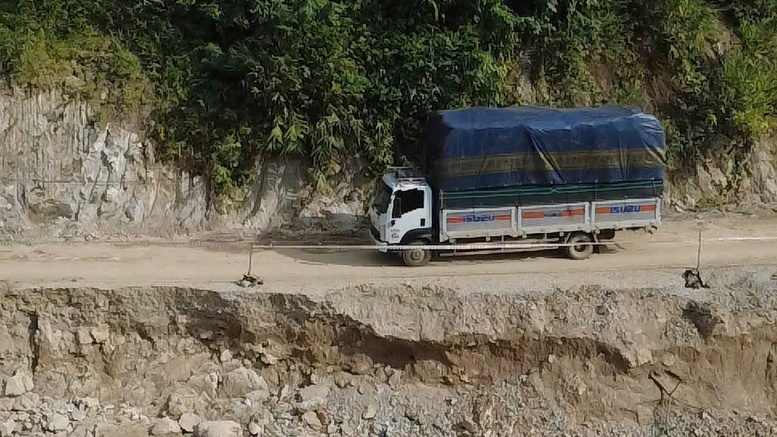 Khẩn cấp khắc phục sạt lở tuyến đường nối QL32 với cao tốc Nội Bài - Lào Cai- Ảnh 1.