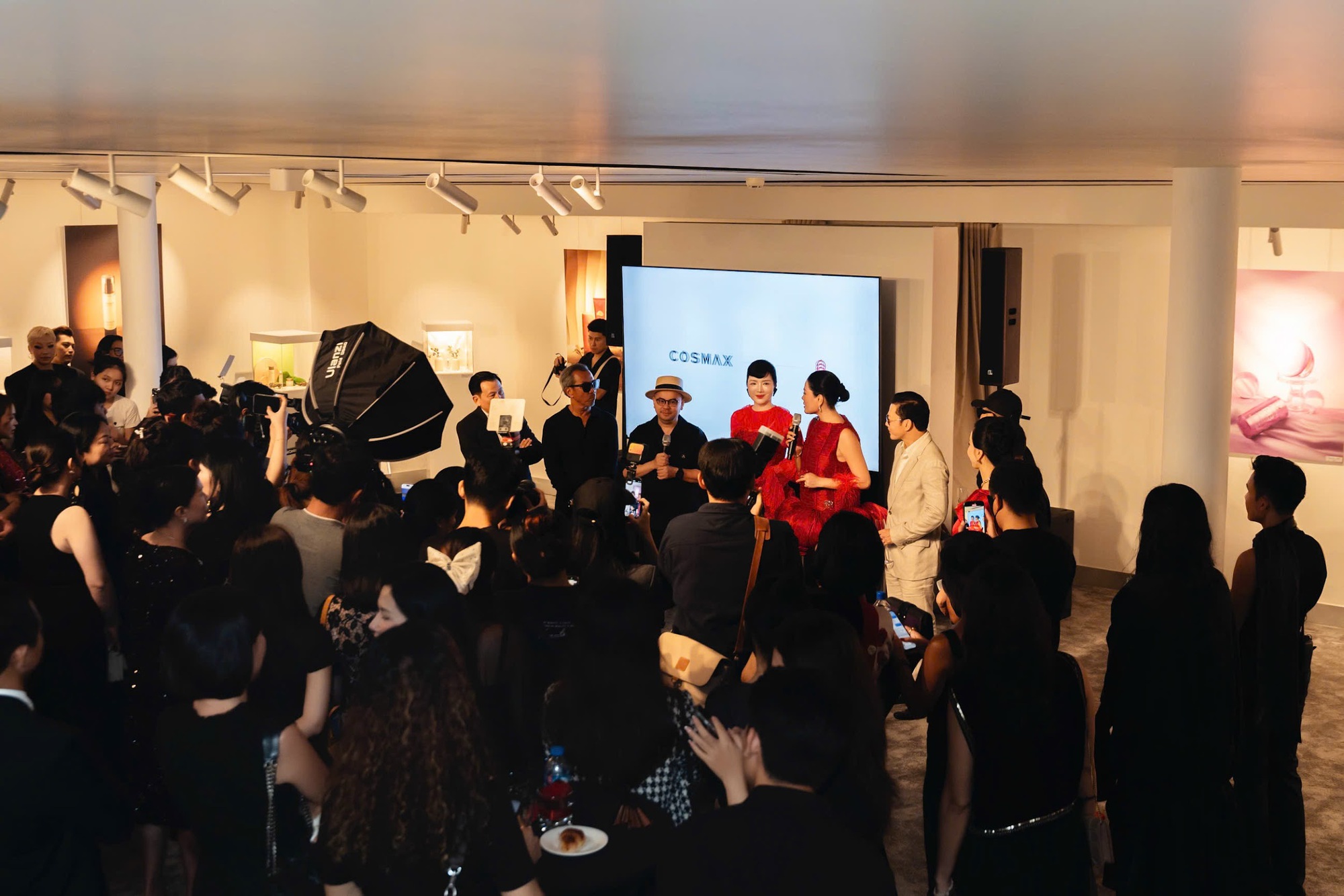 Siêu mẫu đời đầu Việt lich truc tiep bong da ngoai hang anh hội ngộ dàn sao “khủng”- Ảnh 2.