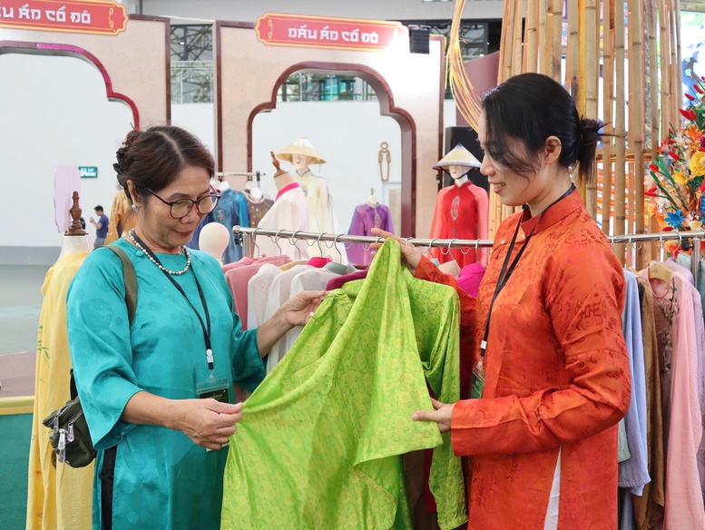 Đông đảo người dân đổ về Hội chợ mùa Thu ngày đầu mở cửa- Ảnh 7.