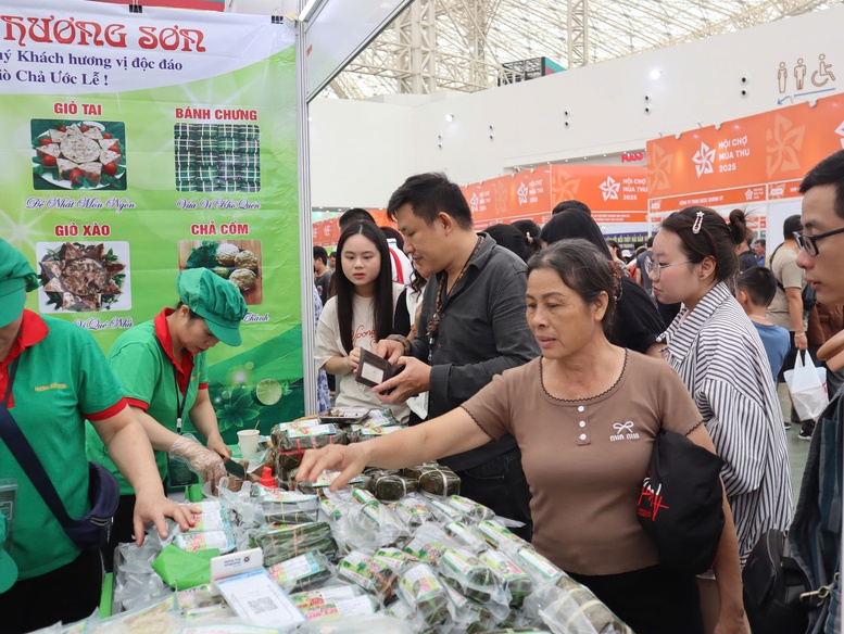 Đông đảo người dân đổ về Hội chợ mùa Thu ngày đầu mở cửa- Ảnh 1.