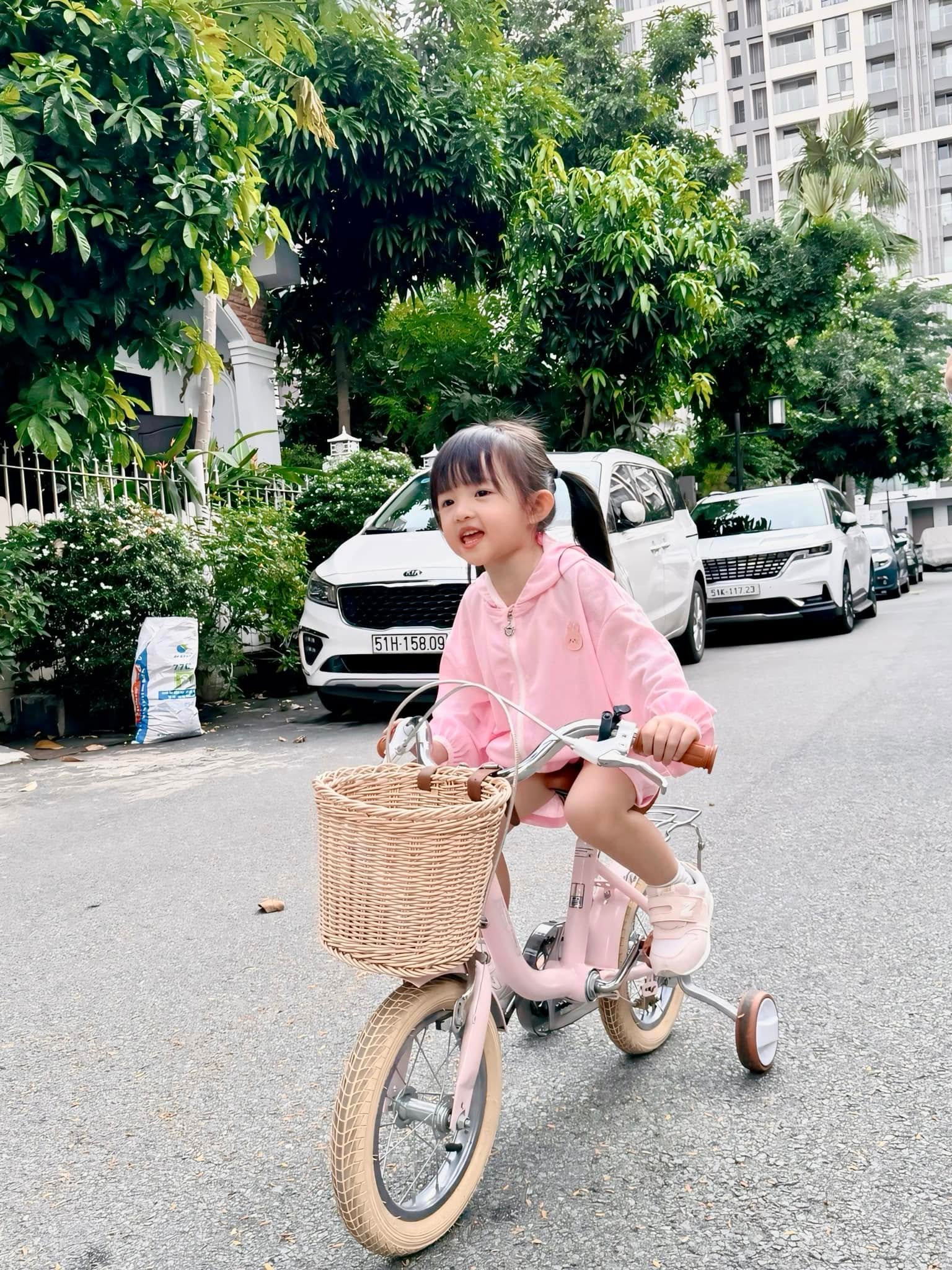 "Trưởng công chúa" nhà Đông Nhi - Ông Cao Thắng lên 5 tuổi: Tiệc sinh nhật ngập tràn sắc hồng, thần thái của "ái nữ tập đoàn" gây sốt- Ảnh 14.