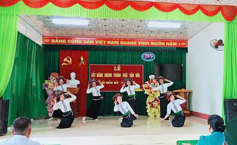 Giữ gìn bản sắc văn hóa dân tộc Thái gắn với phát triển du lịch ở tỉnh Sơn La. Giữ gìn bản sắc văn hóa dân tộc Thái gắn với phát triển du lịch ở tỉnh Sơn La.