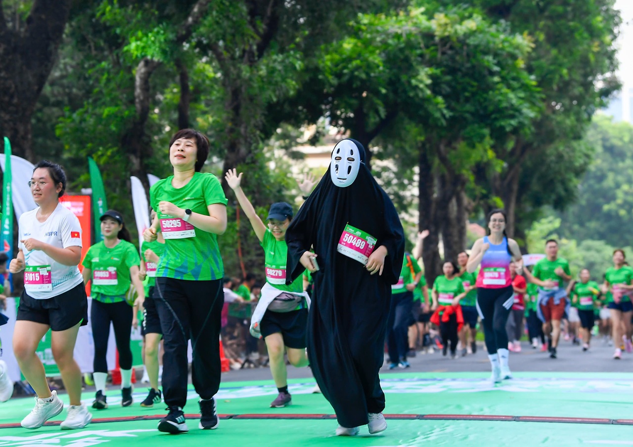 Sắc màu sáng tạo trên đường chạy VPBank Hanoi International Marathon 2025: Khi mỗi runner là một câu chuyện- Ảnh 2. Sắc màu sáng tạo trên đường chạy VPBank Hanoi International Marathon 2025: Khi mỗi runner là một câu chuyện- Ảnh 2.