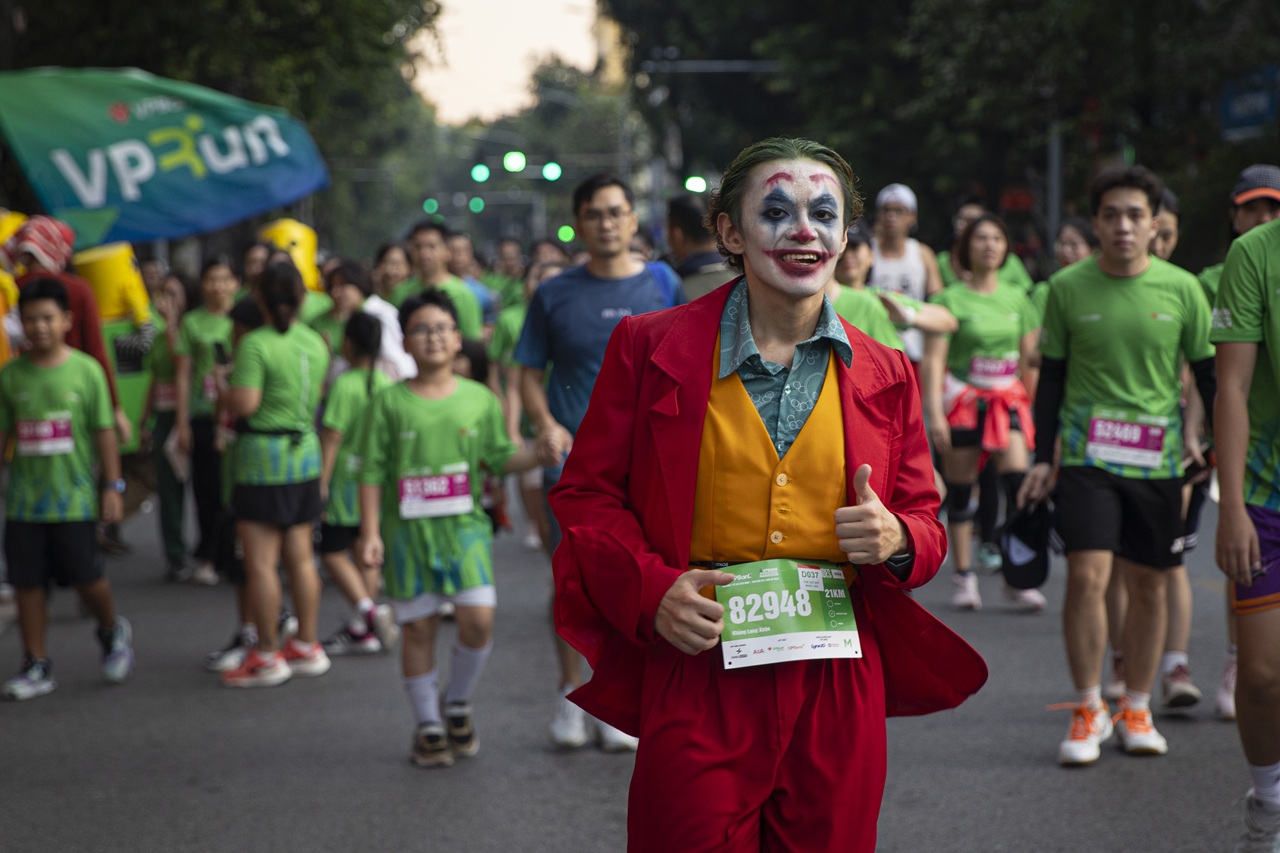 Sắc màu sáng tạo trên đường chạy VPBank Hanoi International Marathon 2025: Khi mỗi runner là một câu chuyện- Ảnh 4. Sắc màu sáng tạo trên đường chạy VPBank Hanoi International Marathon 2025: Khi mỗi runner là một câu chuyện- Ảnh 4.