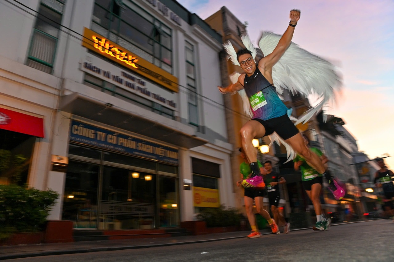 Sắc màu sáng tạo trên đường chạy VPBank Hanoi International Marathon 2025: Khi mỗi runner là một câu chuyện- Ảnh 5. Sắc màu sáng tạo trên đường chạy VPBank Hanoi International Marathon 2025: Khi mỗi runner là một câu chuyện- Ảnh 5.
