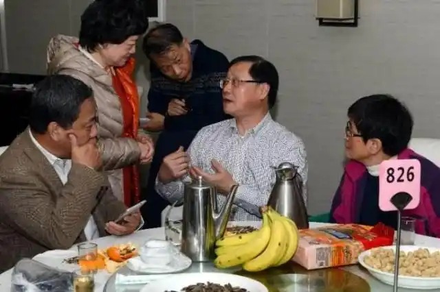 Đi họp lớp, lớp trưởng ngỏ ý mượn hơn 700 triệu: Chỉ một người đồng ý còn lại lần lượt bỏ về, nửa năm sau ai cũng hối hận- Ảnh 2. Đi họp lớp, lớp trưởng ngỏ ý mượn hơn 700 triệu: Chỉ một người đồng ý còn lại lần lượt bỏ về, nửa năm sau ai cũng hối hận- Ảnh 2.