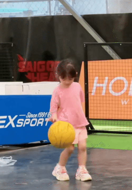 "Trưởng công chúa" nhà Đông Nhi - Ông Cao Thắng lên 5 tuổi: Tiệc sinh nhật ngập tràn sắc hồng, thần thái của "ái nữ tập đoàn" gây sốt- Ảnh 12.