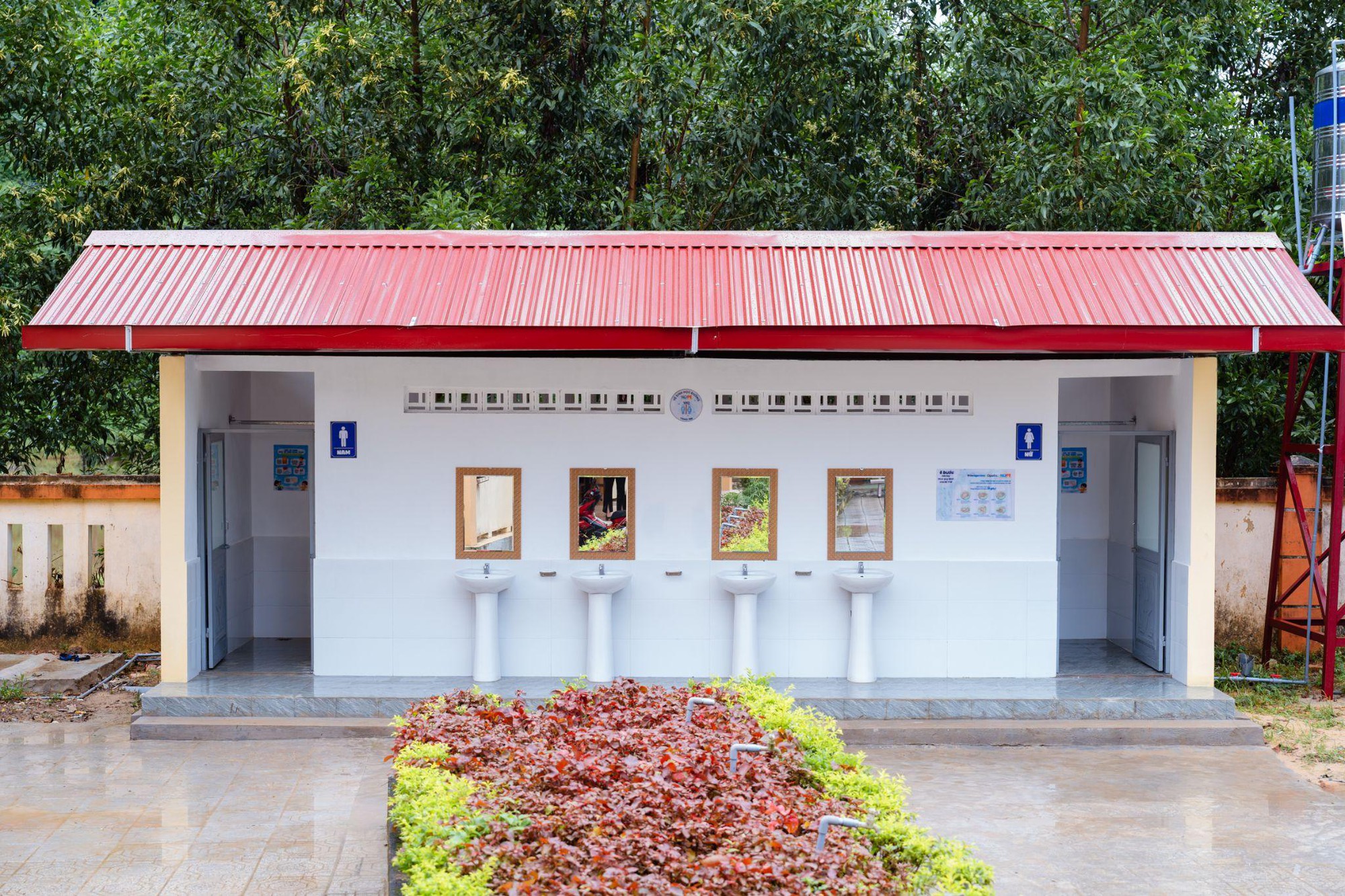 Trường học vùng sâu Quảng Trị ‘thay da đổi thịt’ nhờ 20 công trình vệ sinh mới- Ảnh 2. Trường học vùng sâu Quảng Trị ‘thay da đổi thịt’ nhờ 20 công trình vệ sinh mới- Ảnh 2.